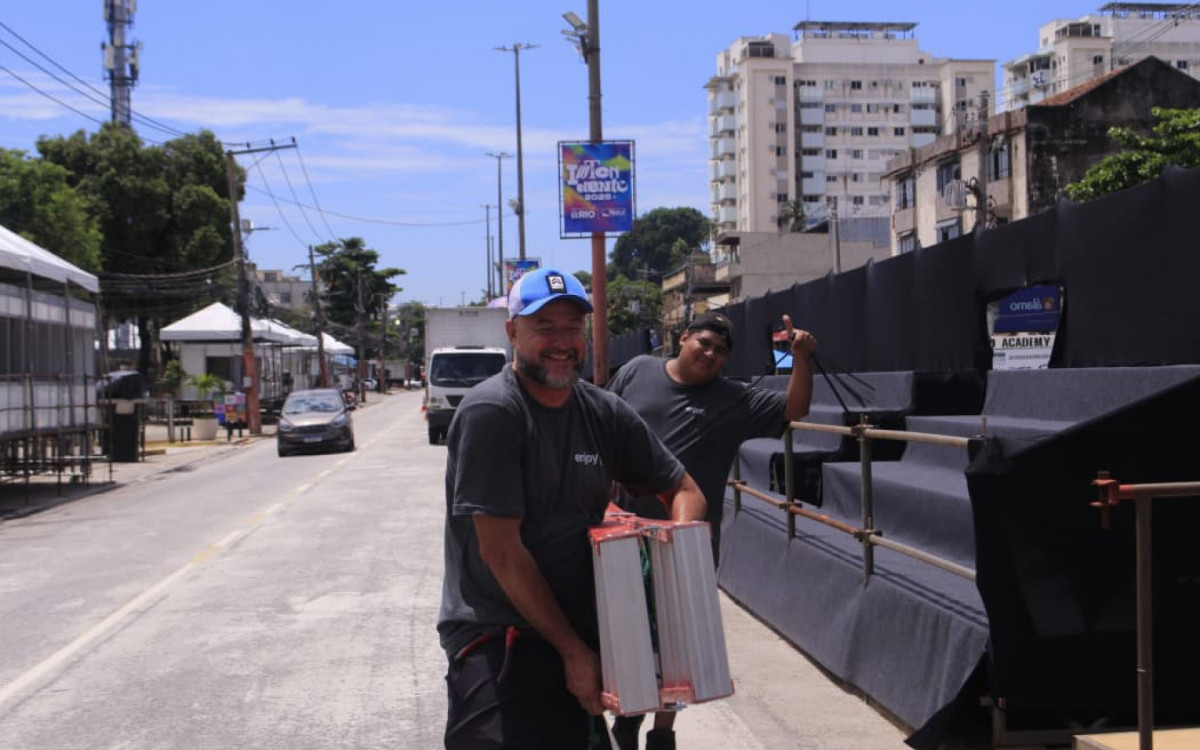 Trabalhadores finalizam os últimos detalhes para os desfiles na Intendente