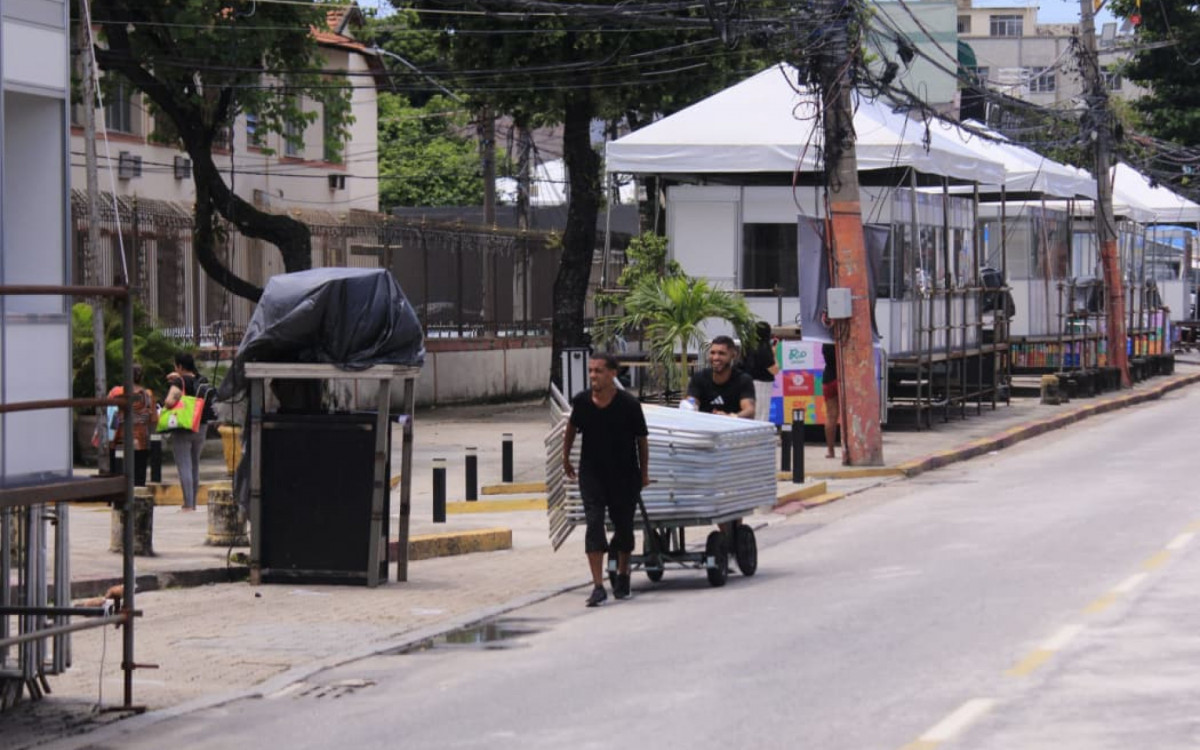 Trabalhadores finalizam os últimos detalhes para os desfiles na Intendente