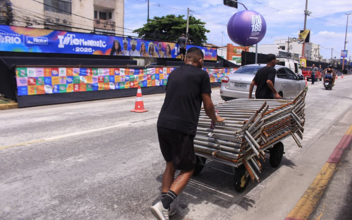 Trabalhadores finalizam os últimos detalhes para os desfiles na Intendente