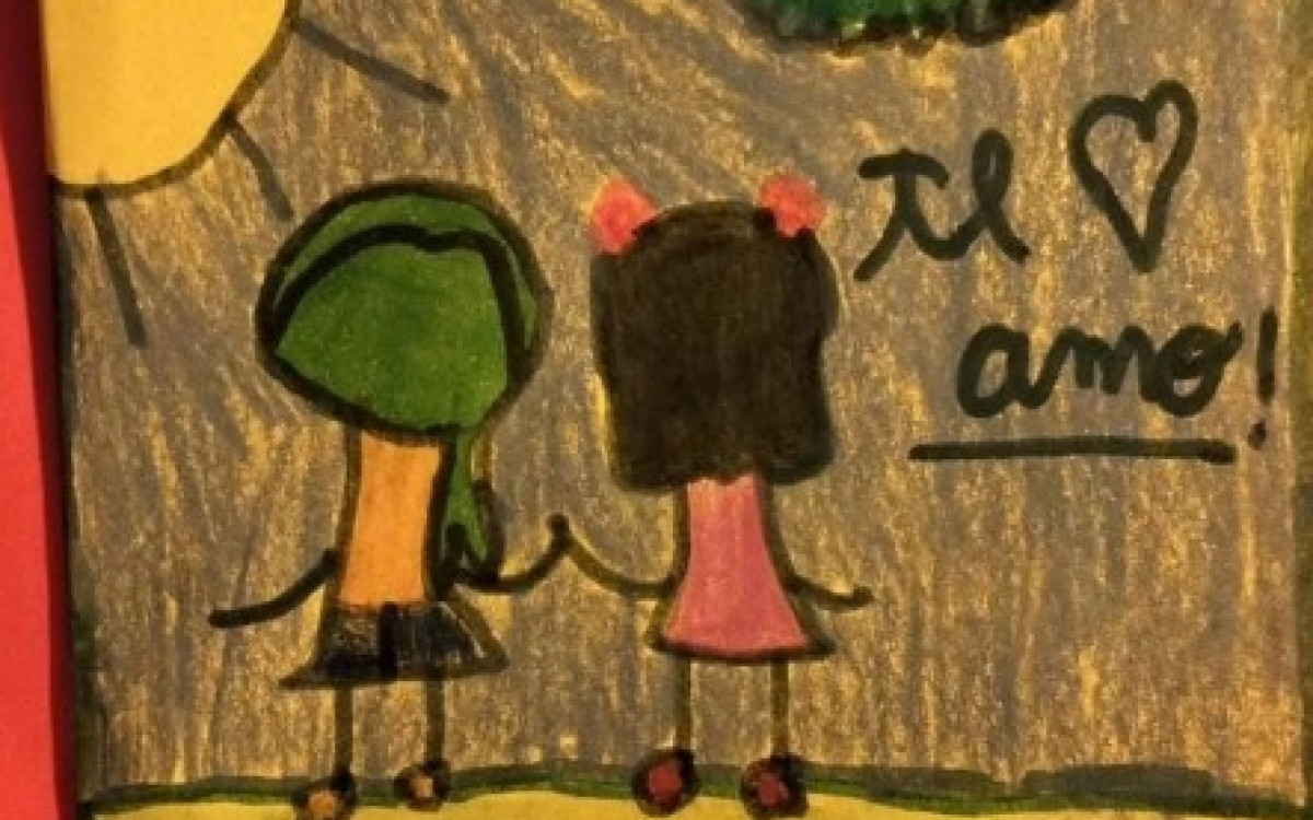 Filha de Beatriz fez desenho da mãe usando lenço - Arquivo Pessoal