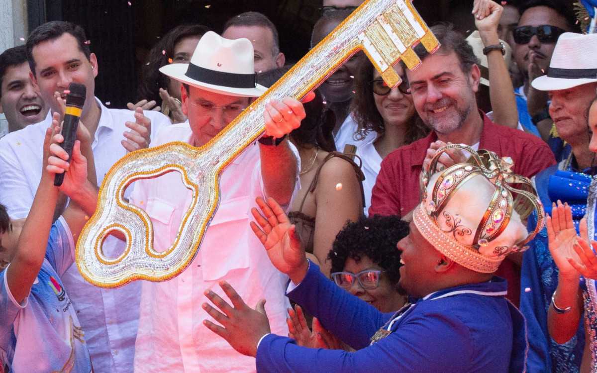 Eduardo Paes entrega a chave da cidade para o Rei Momo e oficializa o início do Carnaval