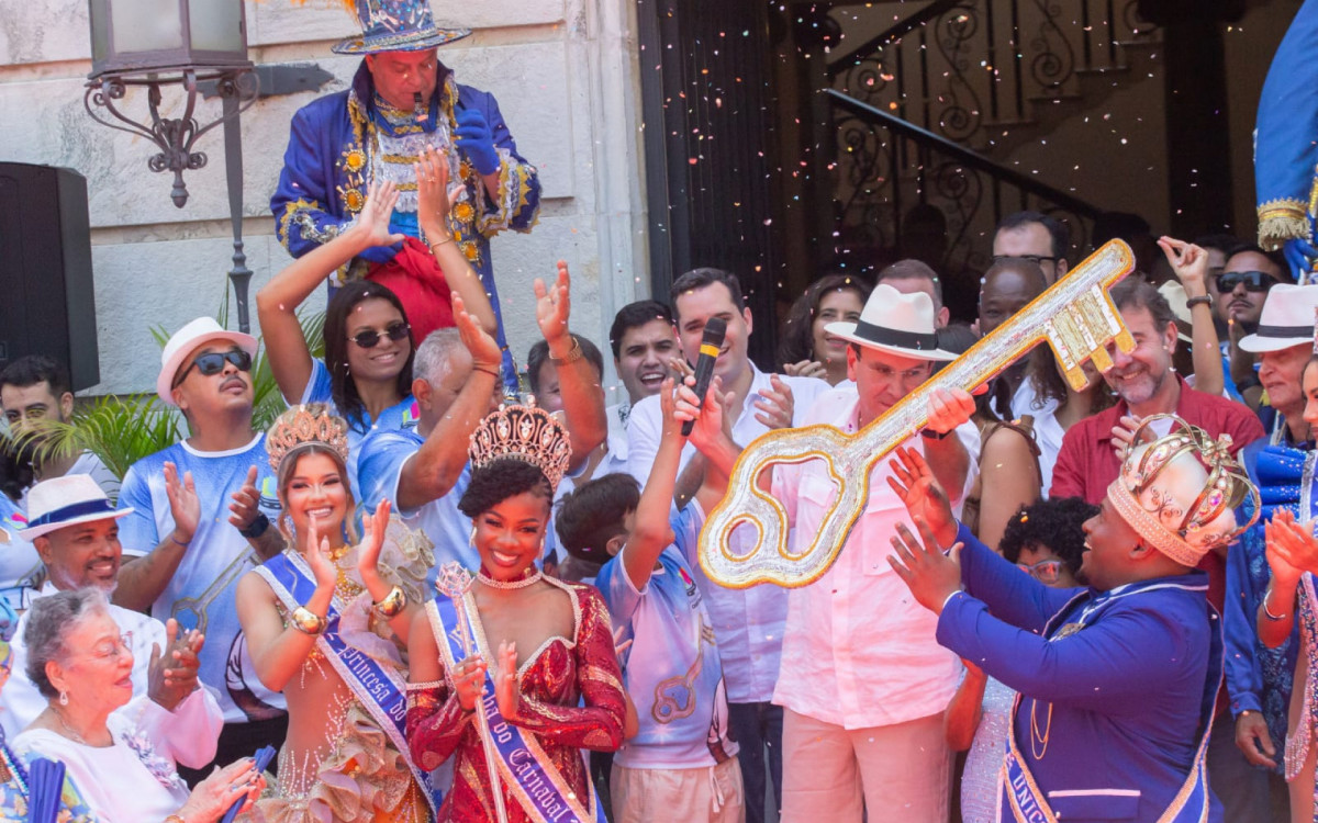 Eduardo Paes entrega a chave da cidade para o Rei Momo e oficializa o início do Carnaval