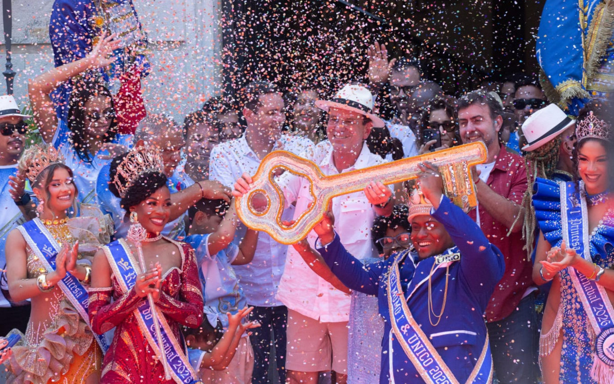 Eduardo Paes entrega a chave da cidade para o Rei Momo e oficializa o in&iacute;cio do Carnaval - Érica Martin / Agência O Dia