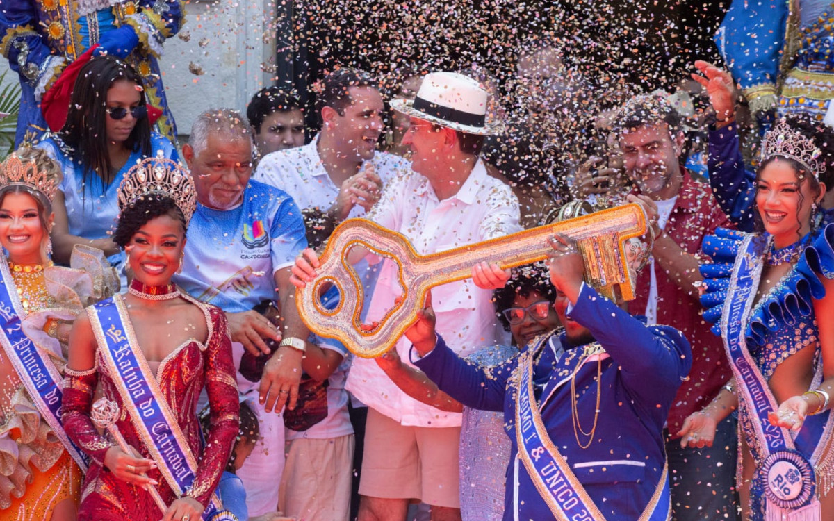 Eduardo Paes entrega a chave da cidade para o Rei Momo e oficializa o início do Carnaval