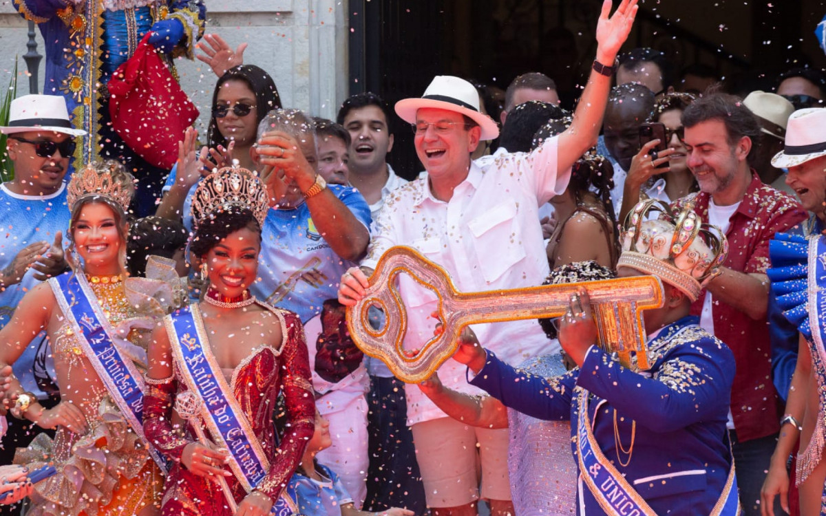 Eduardo Paes entrega a chave da cidade para o Rei Momo e oficializa o início do Carnaval