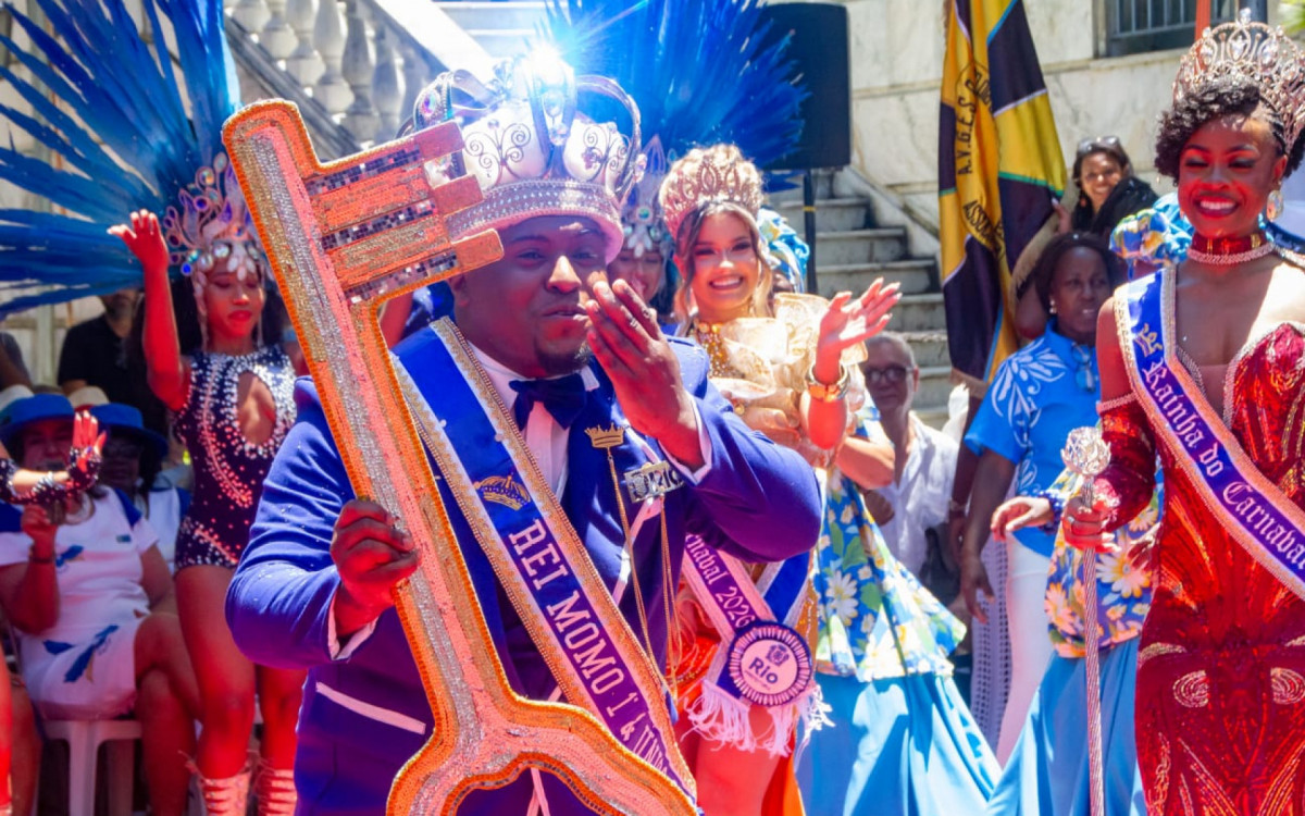 Rei Momo recebe a chave da cidade e oficializa o início do Carnaval carioca