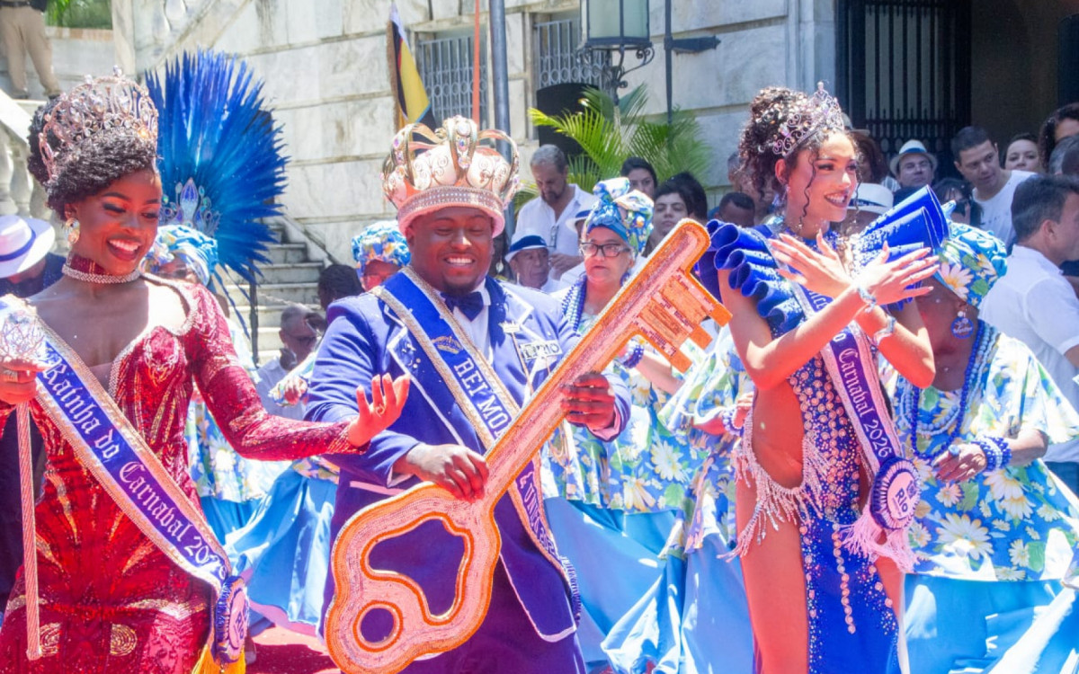 Rei Momo recebe a chave da cidade e oficializa o início do Carnaval carioca