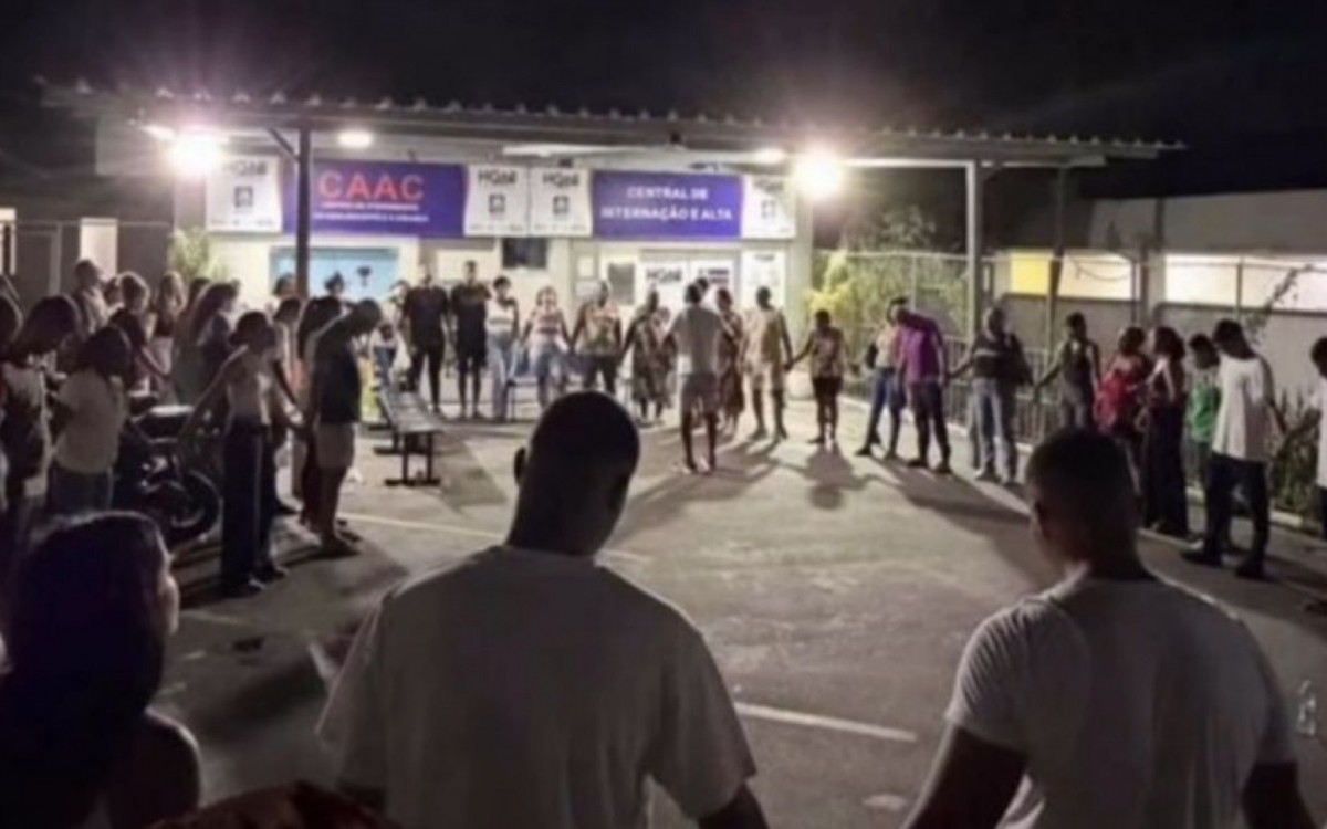 Familiares fizeram uma corrente de ora&ccedil;&atilde;o em frente ao Hospital Geral de Nova Igua&ccedil;u - Rede Social