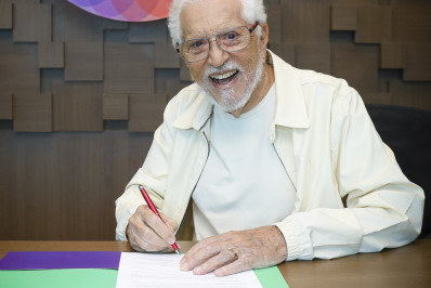 Carlos Alberto de Nóbrega renova contrato com o SBT