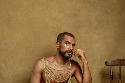 Destaque da Beija-Flor, Samuel de Assis foge da multidão para assistir à apuração do carnaval: 'Tenso'