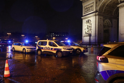 Polícia atira contra homem que empunhava faca no Arco do Triunfo em Paris