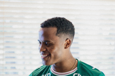 Jhon Arias chega ao Brasil para se apresentar ao Palmeiras