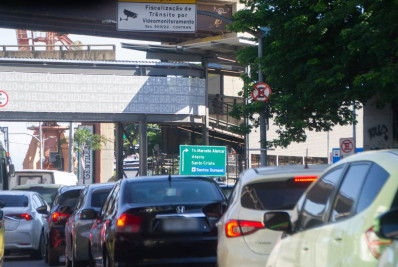 Trânsito apresenta retenções para quem deixa o Rio no Carnaval