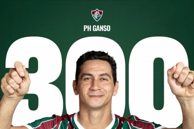 Ganso completa 300 jogos pelo Fluminense e recebe homenagem