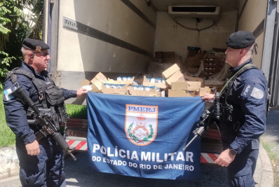 PMs resgatam motorista e impedem roubo de carga em comunidade no Engenho de Dentro