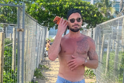 Ricky Martin desembarca no Rio e posa sem camisa em praia