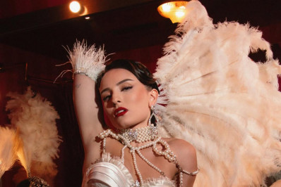 Larissa Manoela surge de espartilho e plumas em fotos de Carnaval