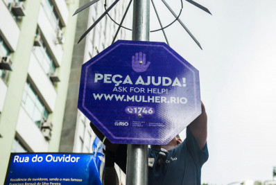 'Peça Ajuda': Rio reforça rede de apoio a mulheres com placas informativas no Carnaval