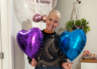 Vídeo: Celebração por fim de tratamento de câncer gera comoção em bar