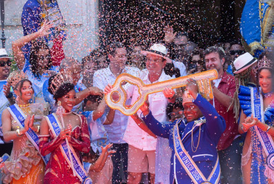 É Carnaval! Rei Momo recebe a chave da cidade e declara início da folia no Rio