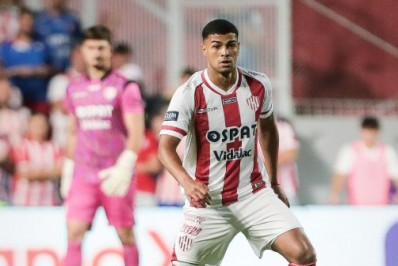 Botafogo tem interesse em zagueiro de clube argentino, afirma rádio