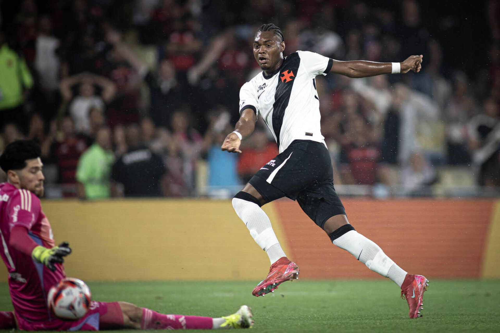 Vasco enxuga folha, mas tem pouco dinheiro para buscar volante titular