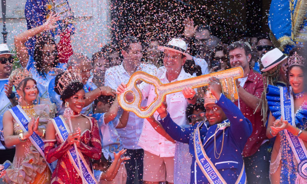 Rei Momo recebe a chave da cidade e declara início da folia