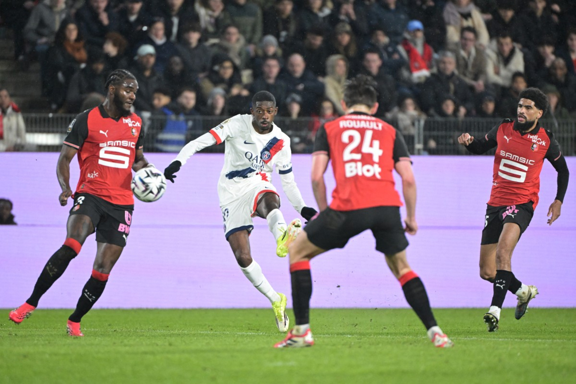 Demb&eacute;l&eacute; em a&ccedil;&atilde;o no jogo entre Rennes e PSG - Damien Meyer / AFP