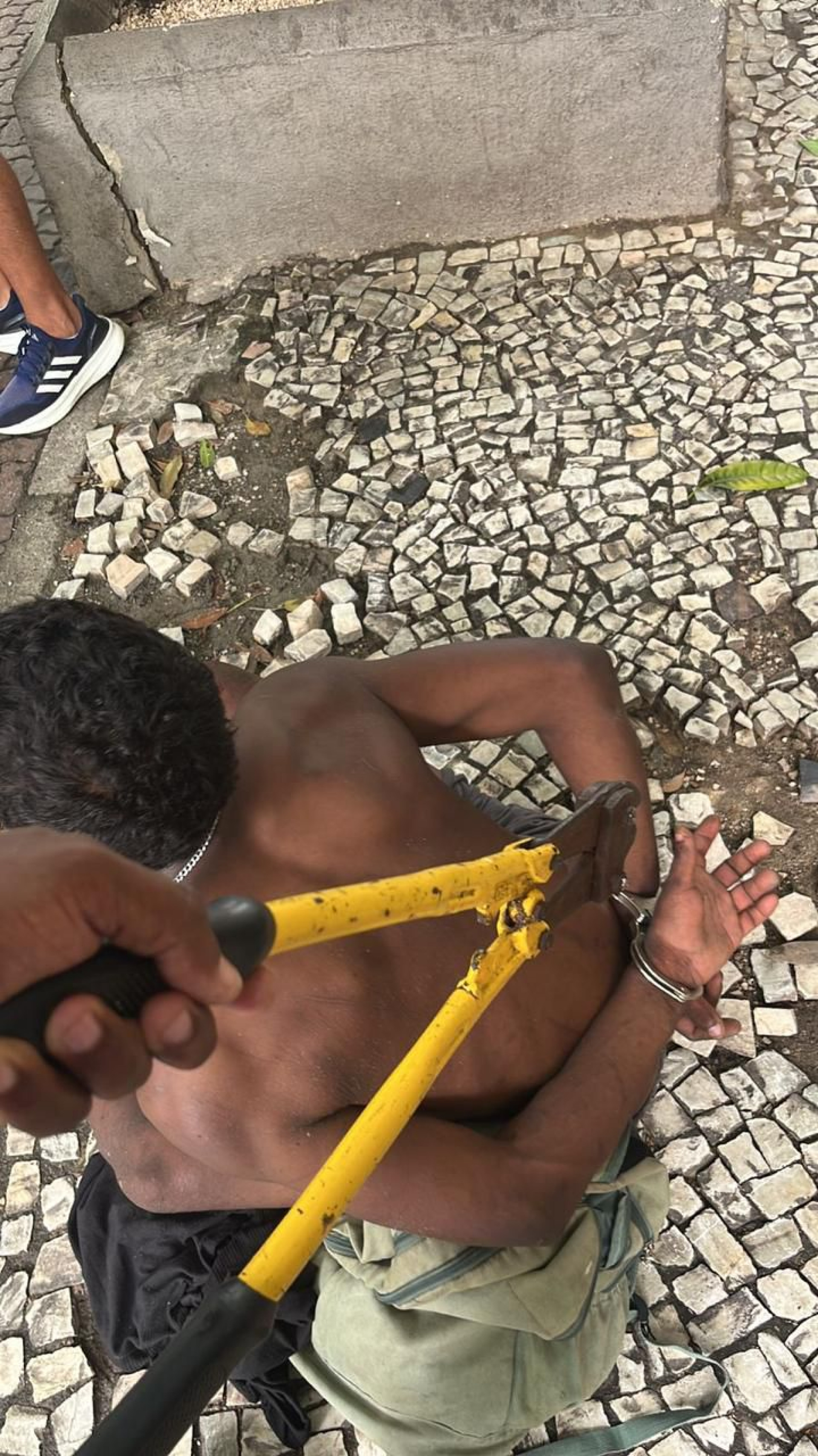 Com o suspeito, agentes encontraram um alicate e uma mochila - Divulgação / Segurança Presente