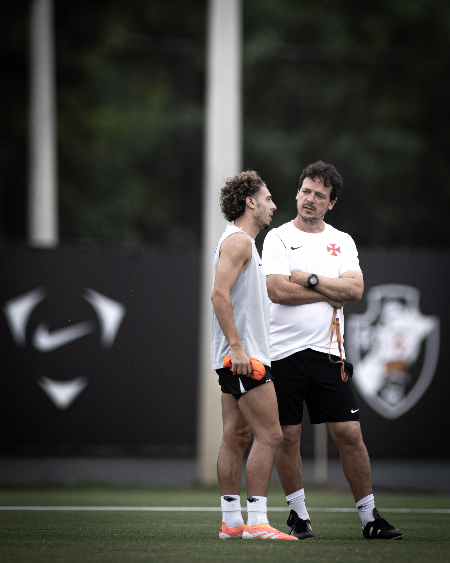 Fernando Diniz conversa com Nuno Moreira em treino do Vasco
