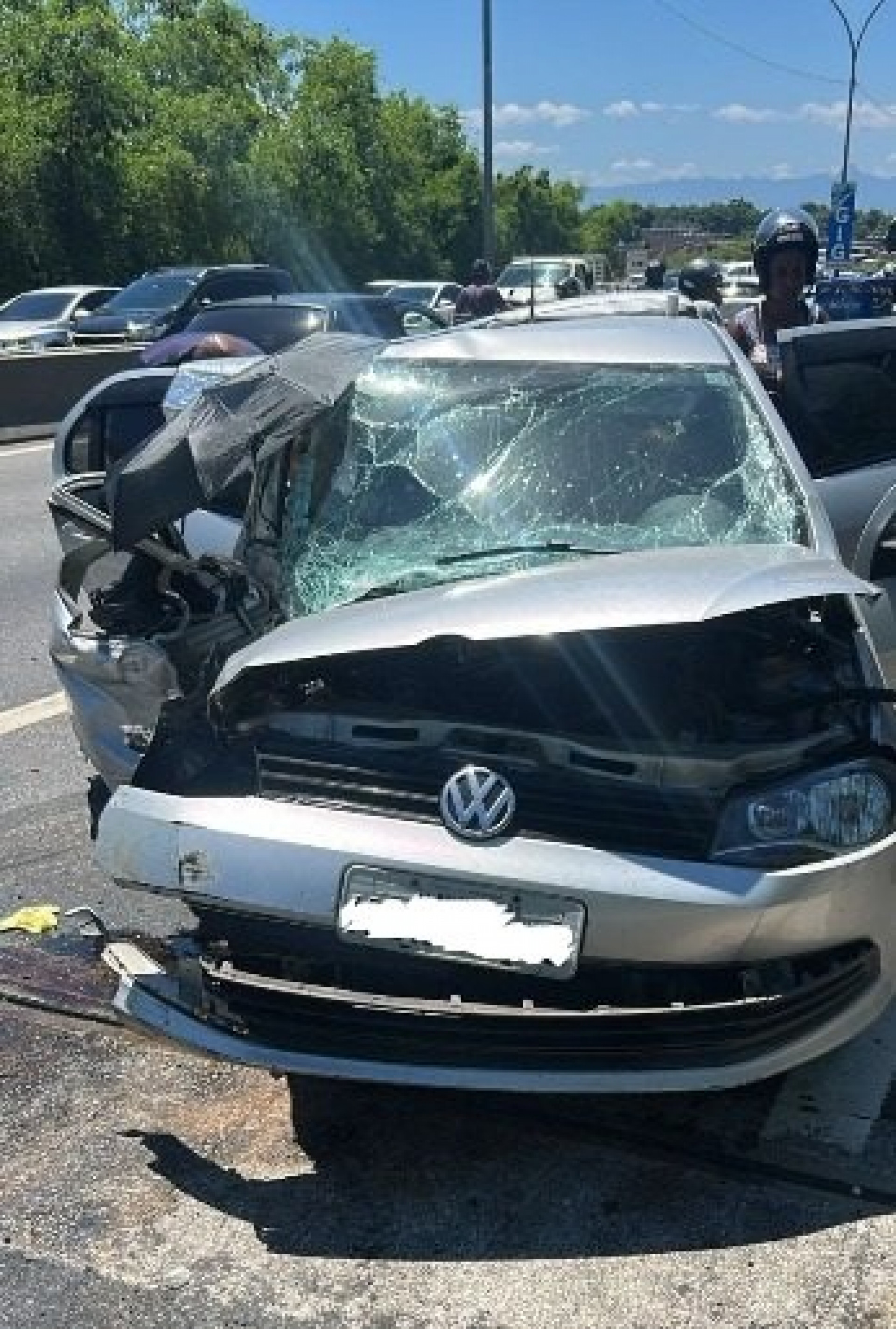 Carro ficou completamente destruído após a colisão - Reprodução 