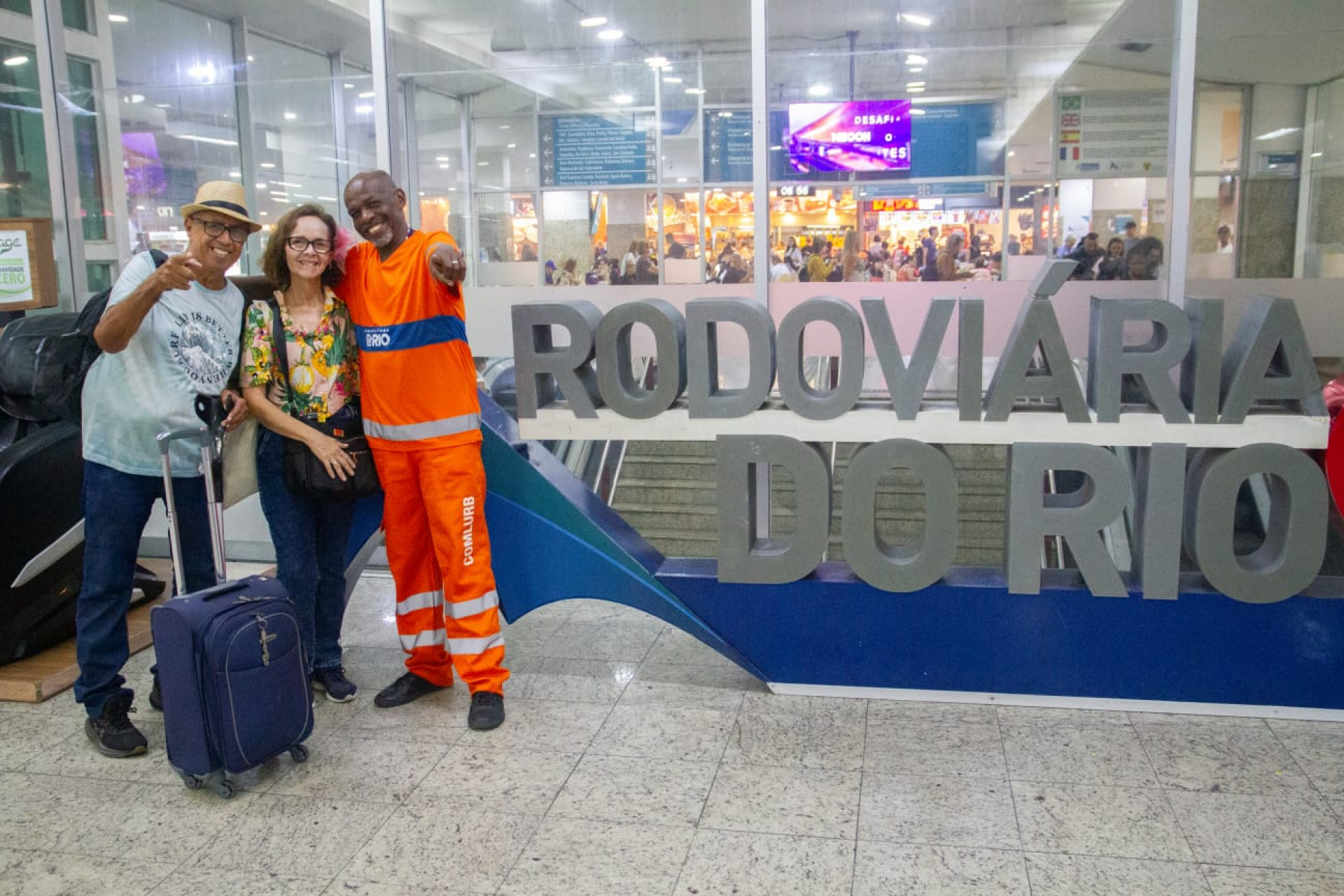 O casal Jorge Duarte e Janaína Ferreira tirou foto com o gari Renato Sorriso - Érica Martin / Agência O Dia