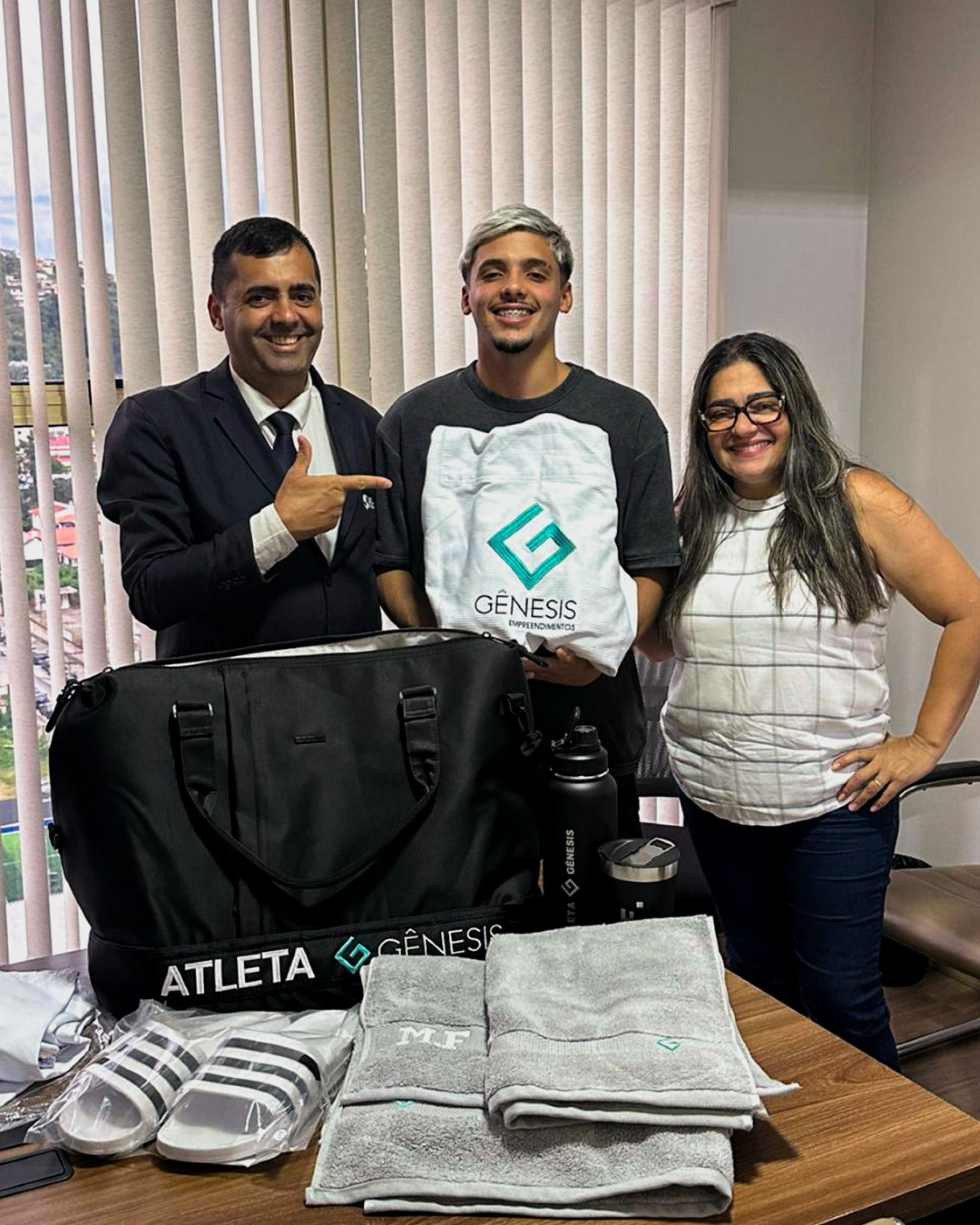 Matteus e os pais, Fl&aacute;vio e Ver&ocirc;nica, celebrando o novo patroc&iacute;nio - Divulga&ccedil;&atilde;o