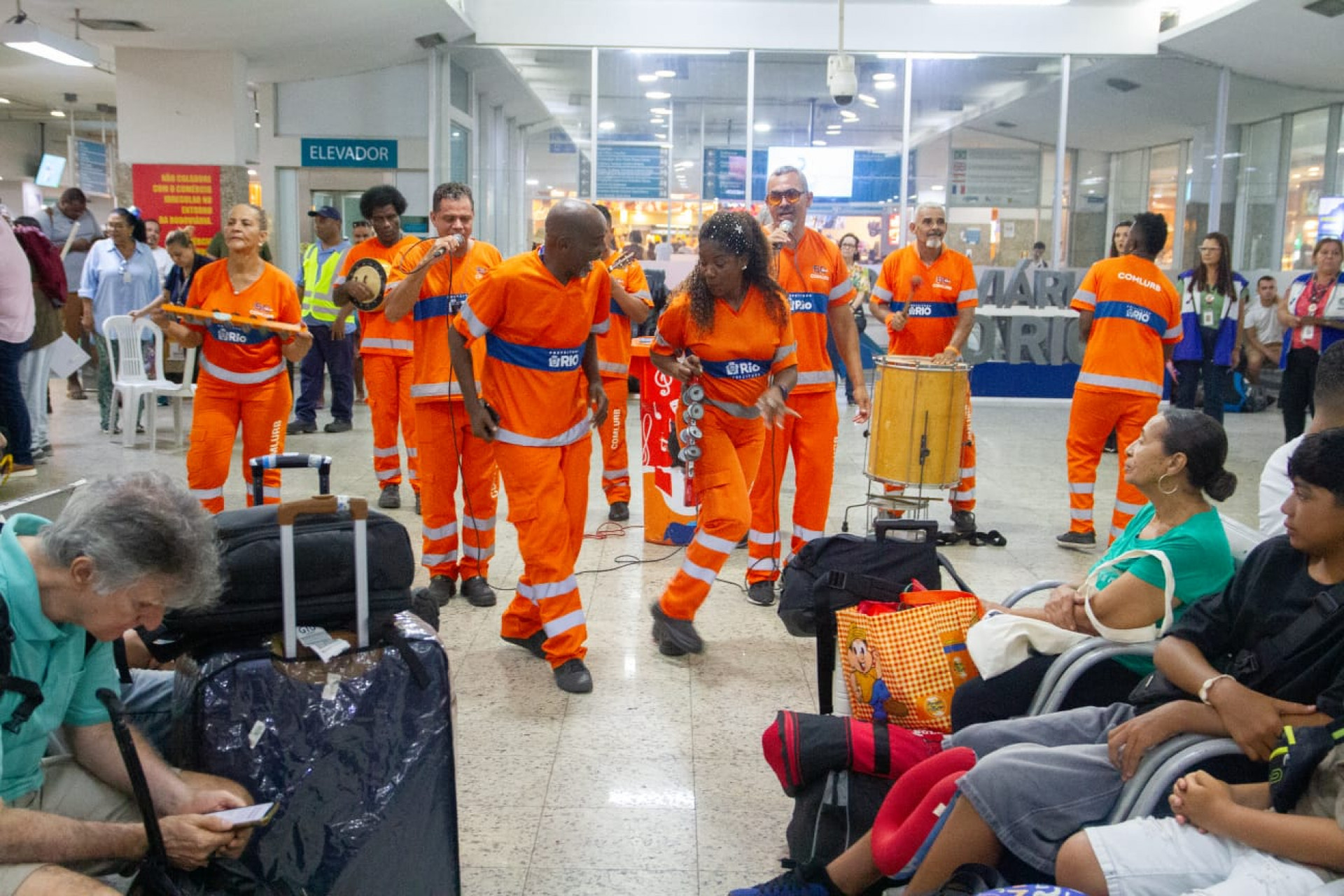 Grupo 'Chegando de Surpresa', formado por garis, se apresentou na Rodovi&aacute;ria do Rio - &Eacute;rica Martin / Ag&ecirc;ncia O Dia