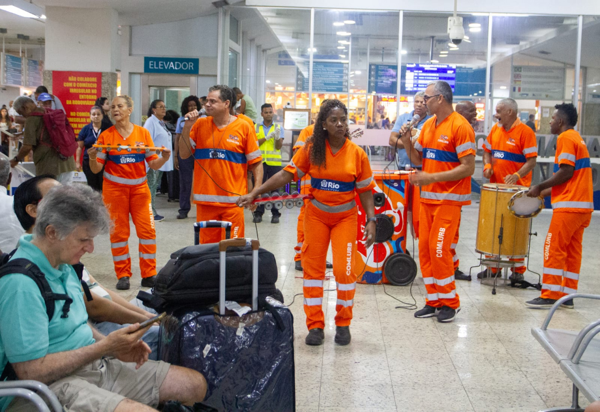 Grupo 'Chegando de Surpresa', formado por garis, se apresentou na Rodovi&aacute;ria do Rio - &Eacute;rica Martin / Ag&ecirc;ncia O Dia