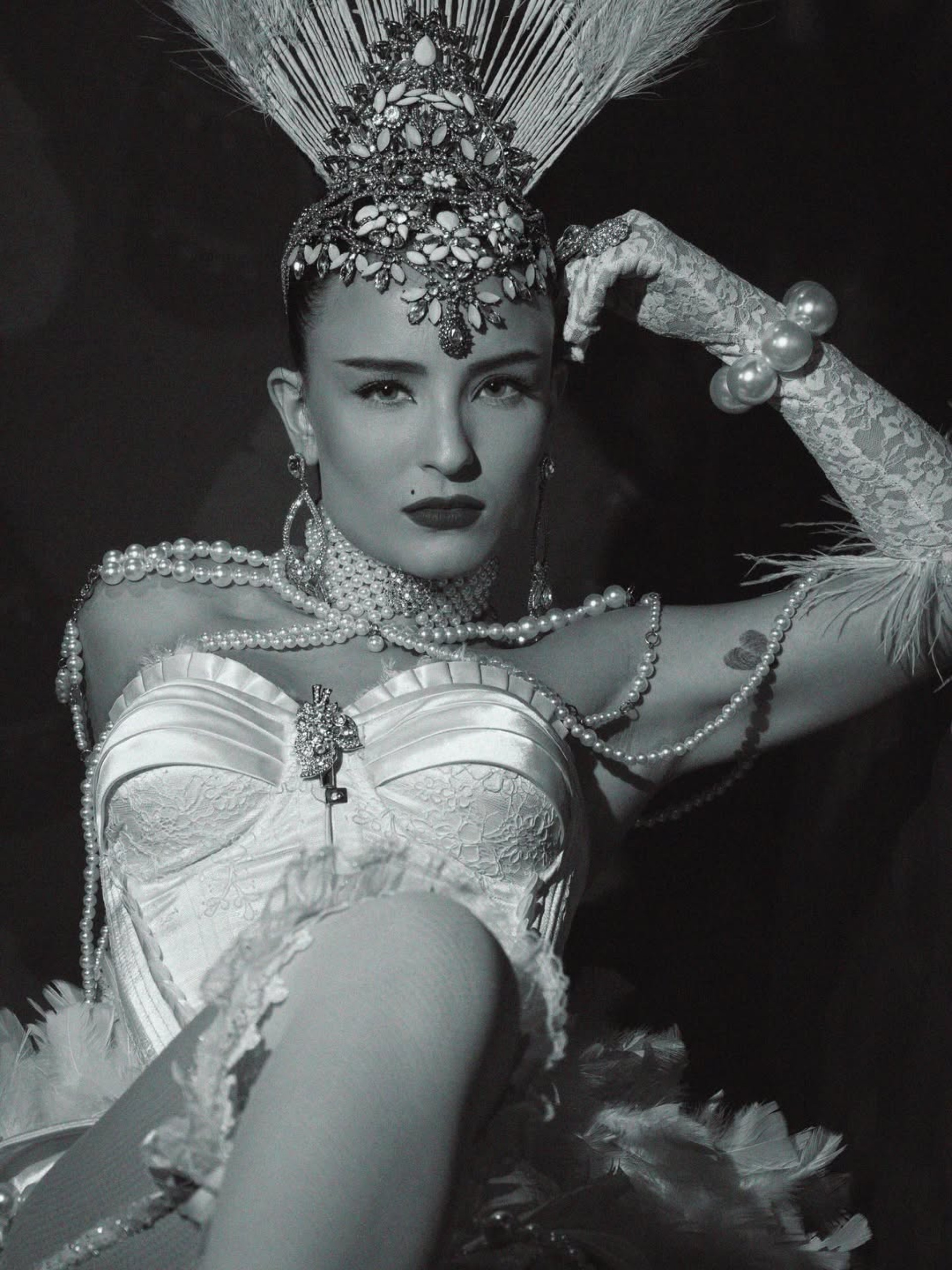 Larissa Manoela apostou em plumas para ensaio de Carnaval  - Reprodução/Instagram 