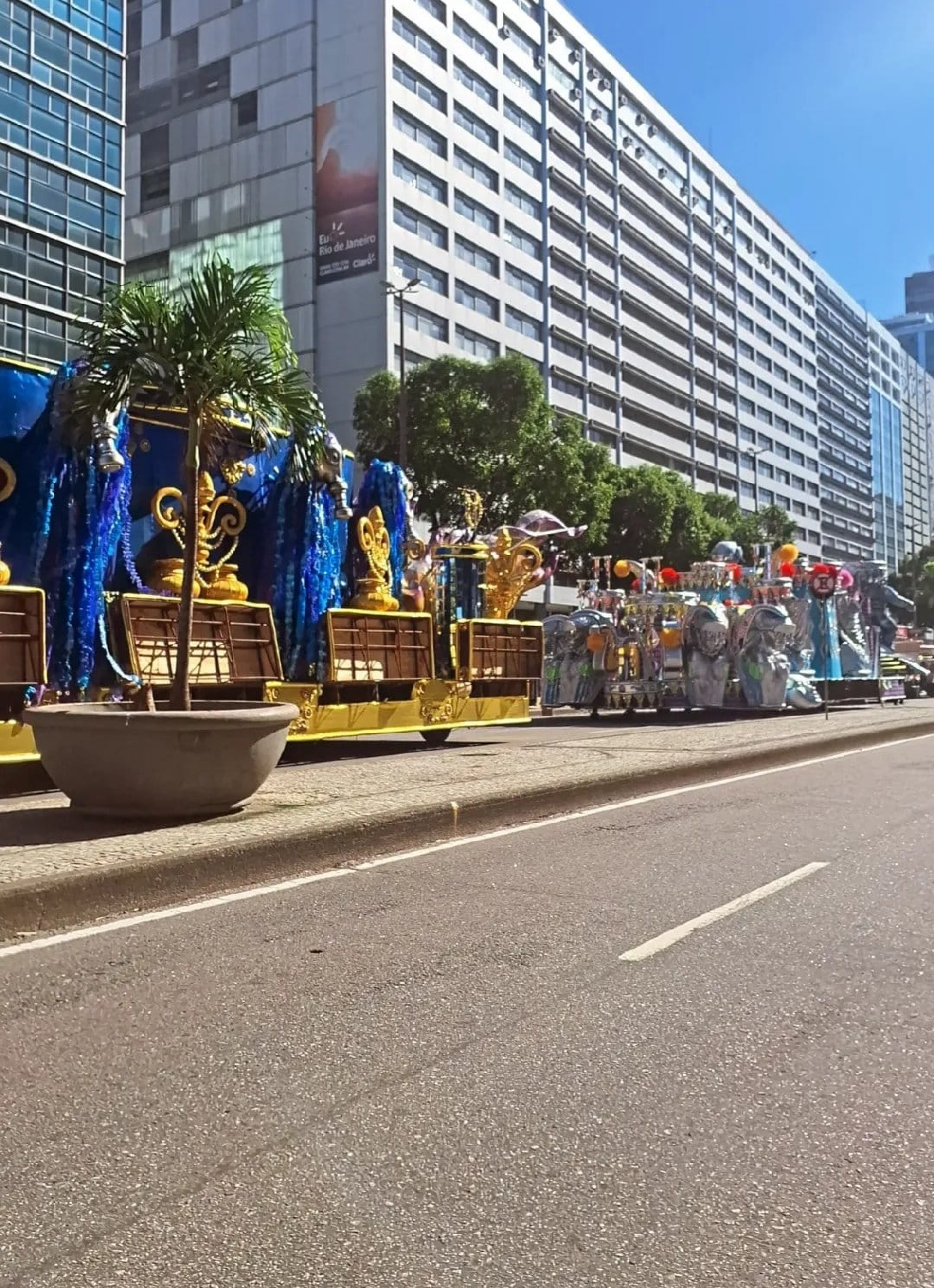 Alegorias da Série Ouro ocupam a Avenida Presidente Vargas durante operação de trânsito para os desfiles na Sapucaí. - Reprodução