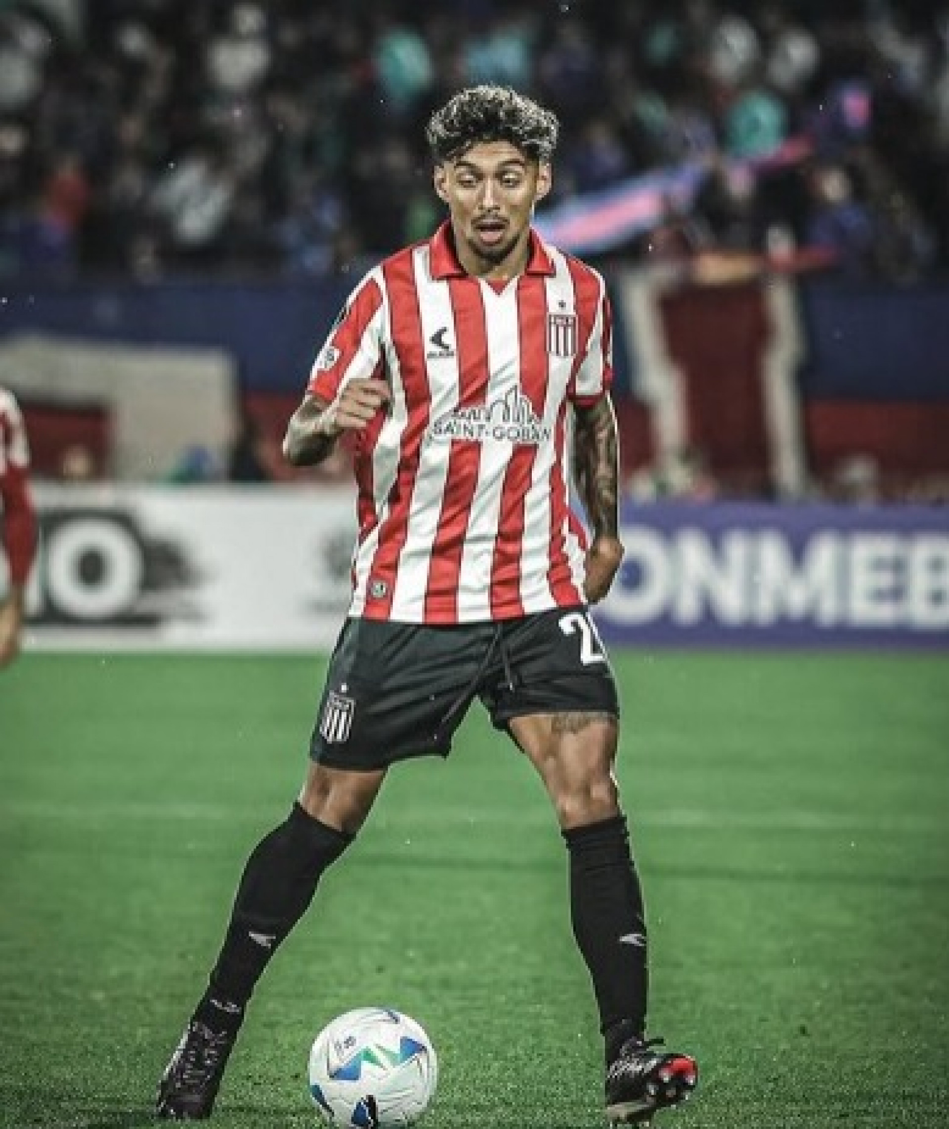 Christian Medina em campo pelo Estudiantes