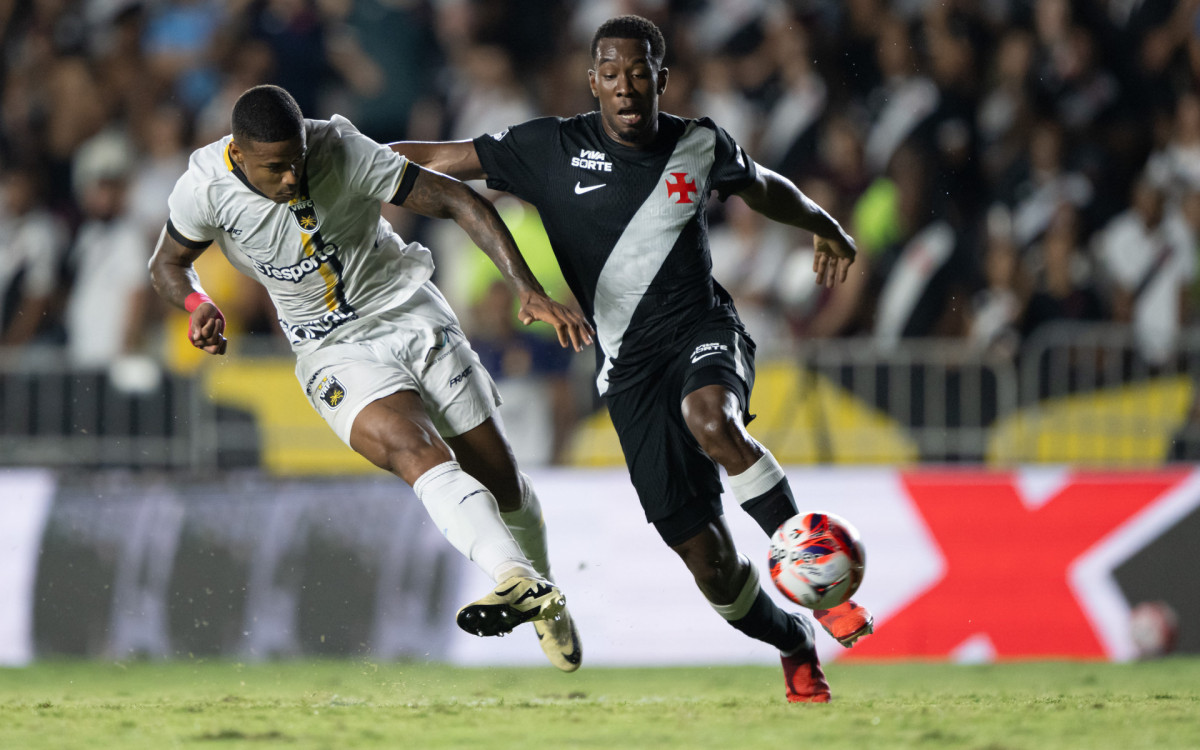 Ygor Catatau chuta para marcar seu gol durante partida contra o Vasco