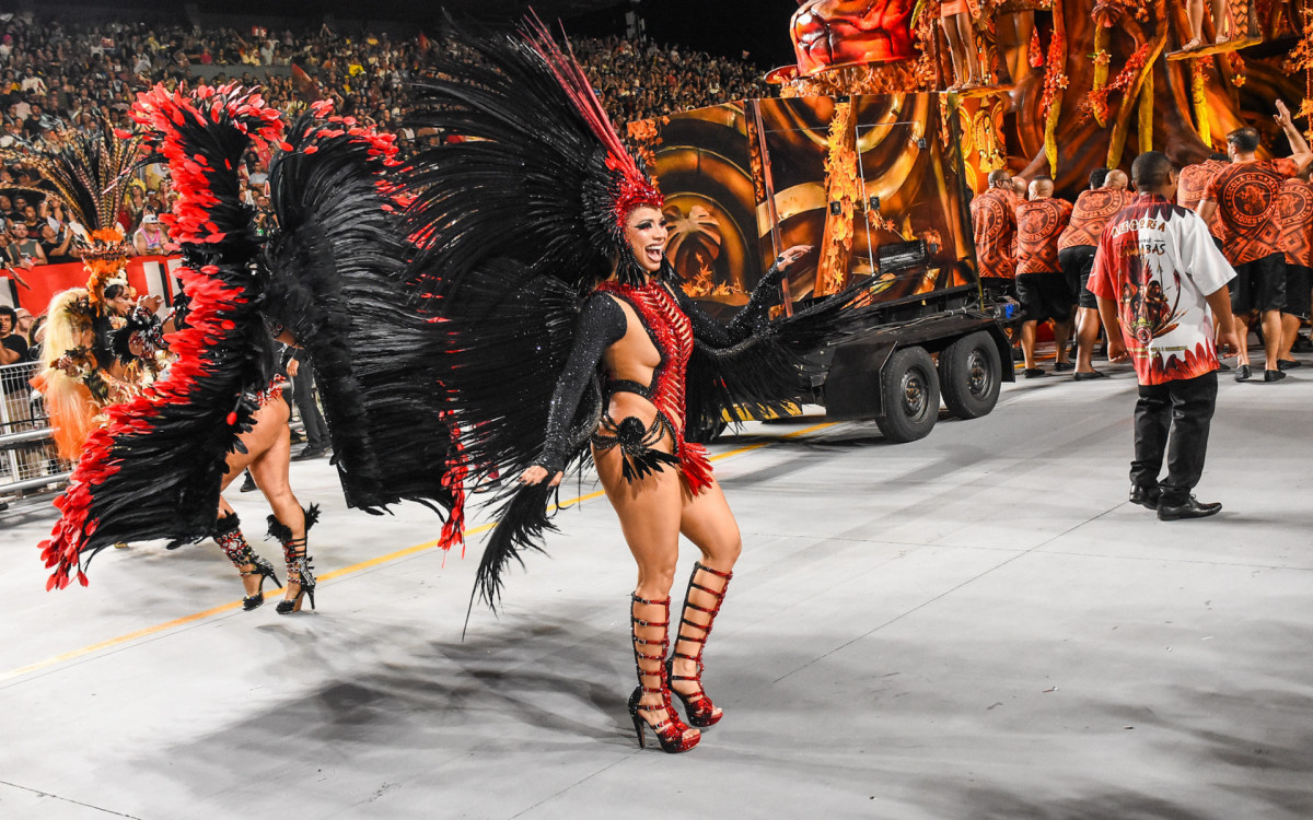 Lexa estreia no Carnaval de São Pauo na Dragões da Real
