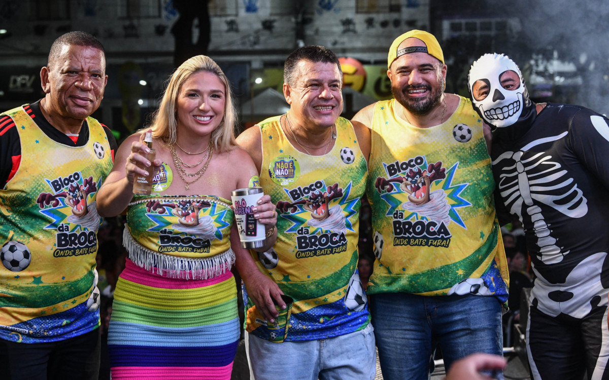 vice-prefeito Natalício da Farmácia, prefeita Marina Rocha, vereador Leleco, secretário de cultura Léo Coelho e vereador Rafaelzinho na abertuda do Carnaval 2026 de Guapimirim.
