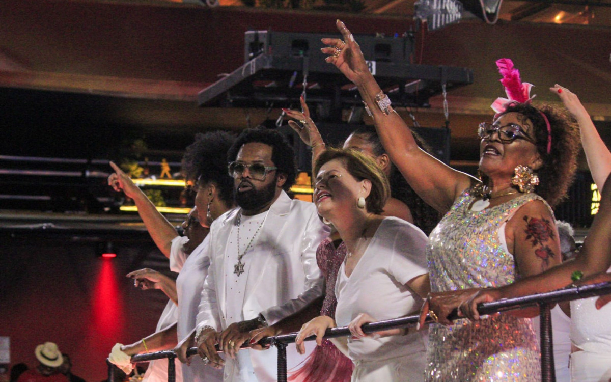 Escola homenageou o cantor Xande de Pilares