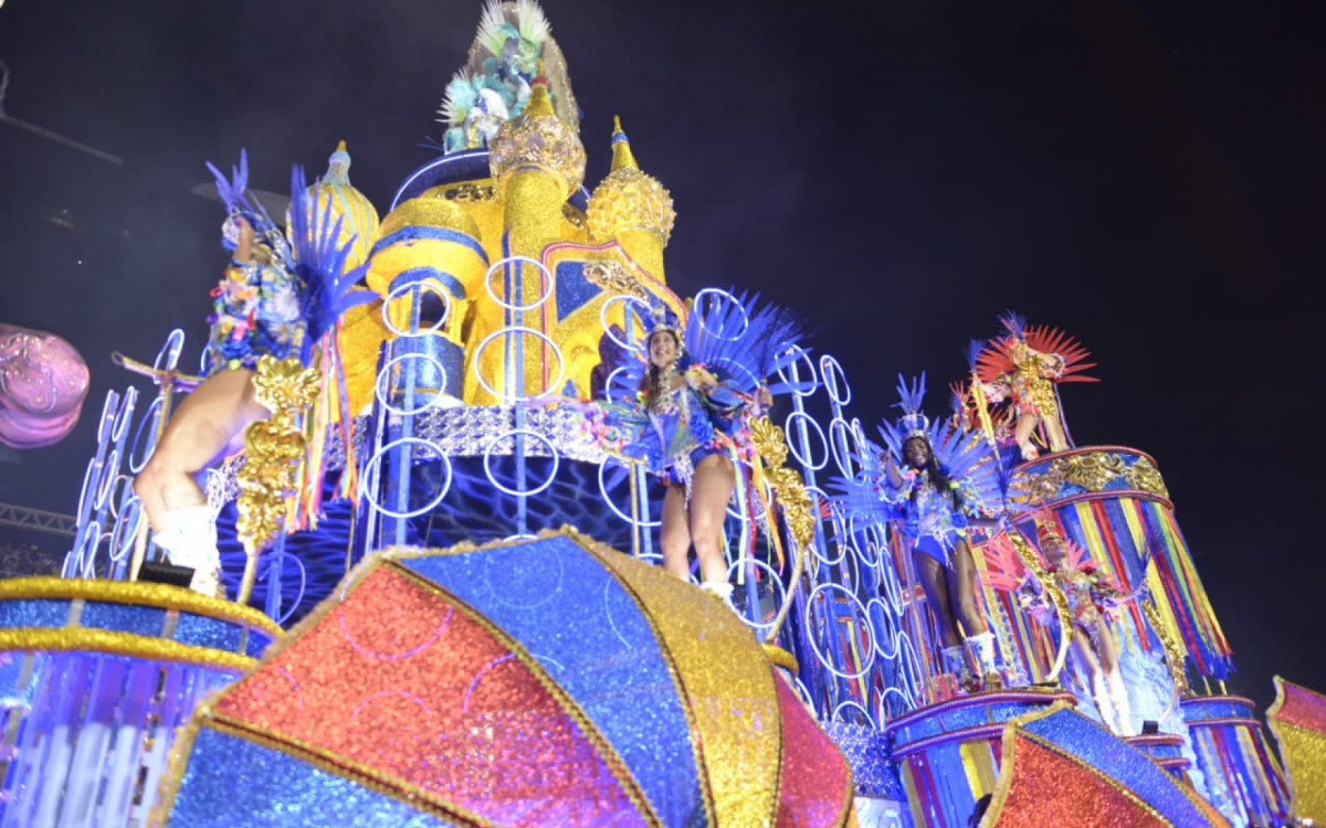 Escola levou para avenida cultura pernambucana com referências russas e literatura de cordel