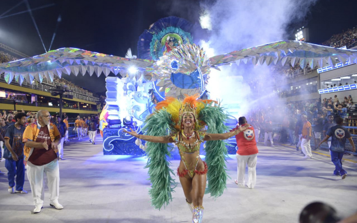 Escola levou para avenida cultura pernambucana com referências russas e literatura de cordel