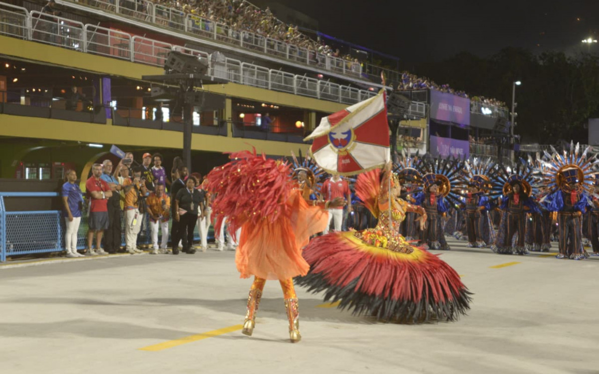 Escola levou para avenida cultura pernambucana com referências russas e literatura de cordel
