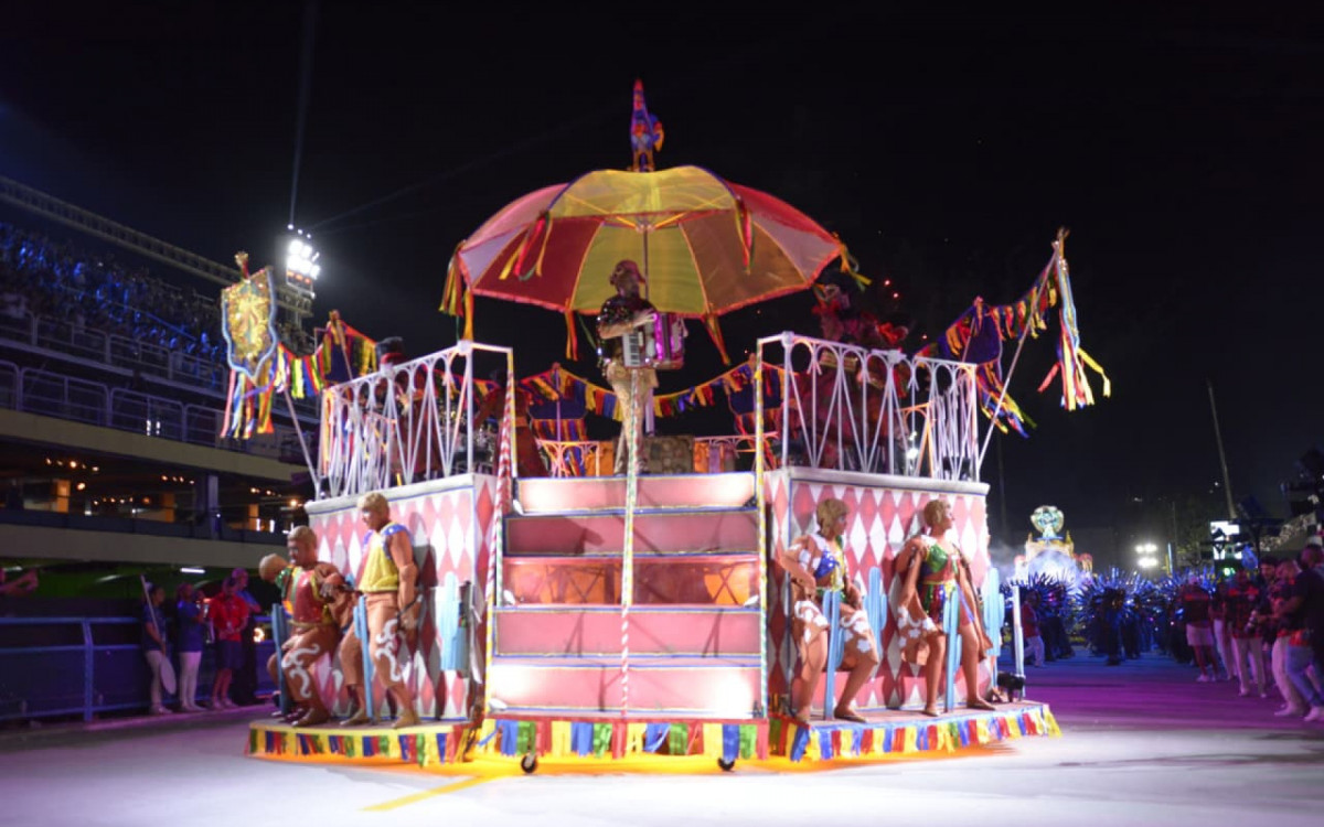 Escola levou para avenida cultura pernambucana com referências russas e literatura de cordel