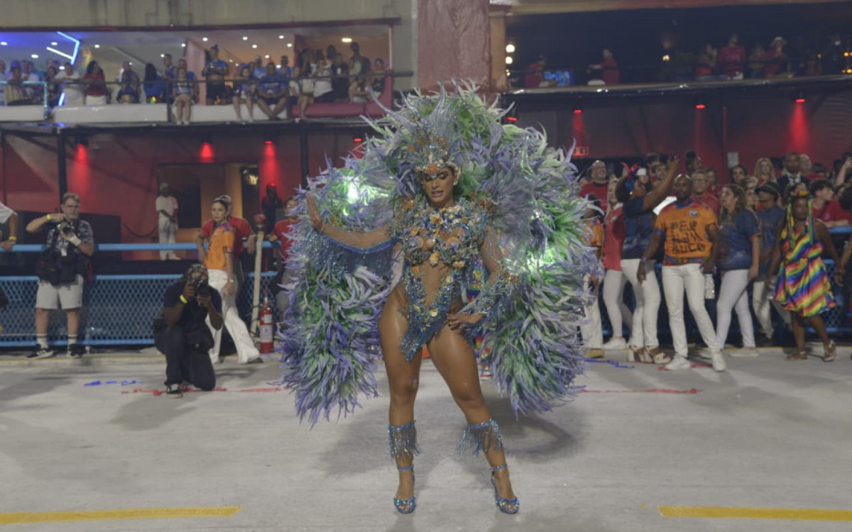 Escola levou para avenida cultura pernambucana com referências russas e literatura de cordel