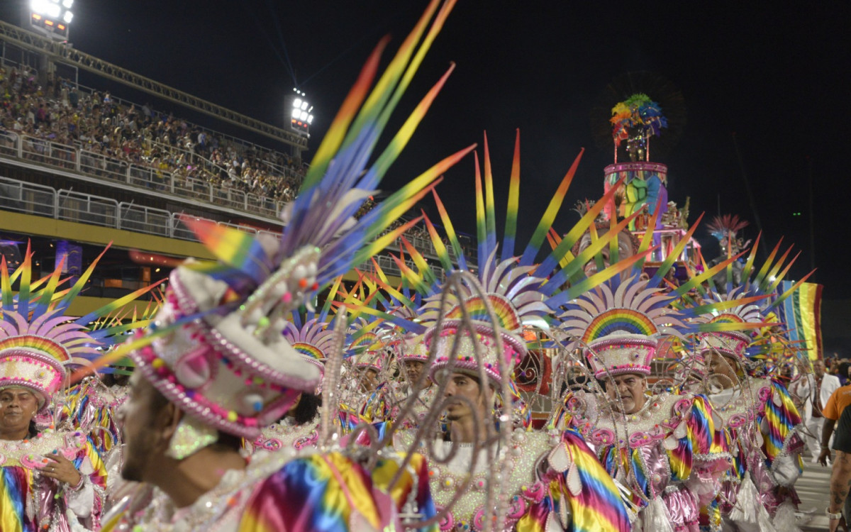 Unidos de Bangu homenageou a trajetória de Leci Brandão