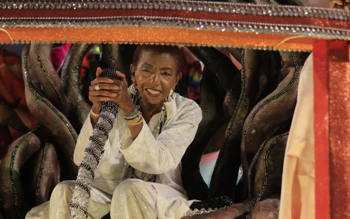 Unidos de Bangu homenageou a trajetória de Leci Brandão