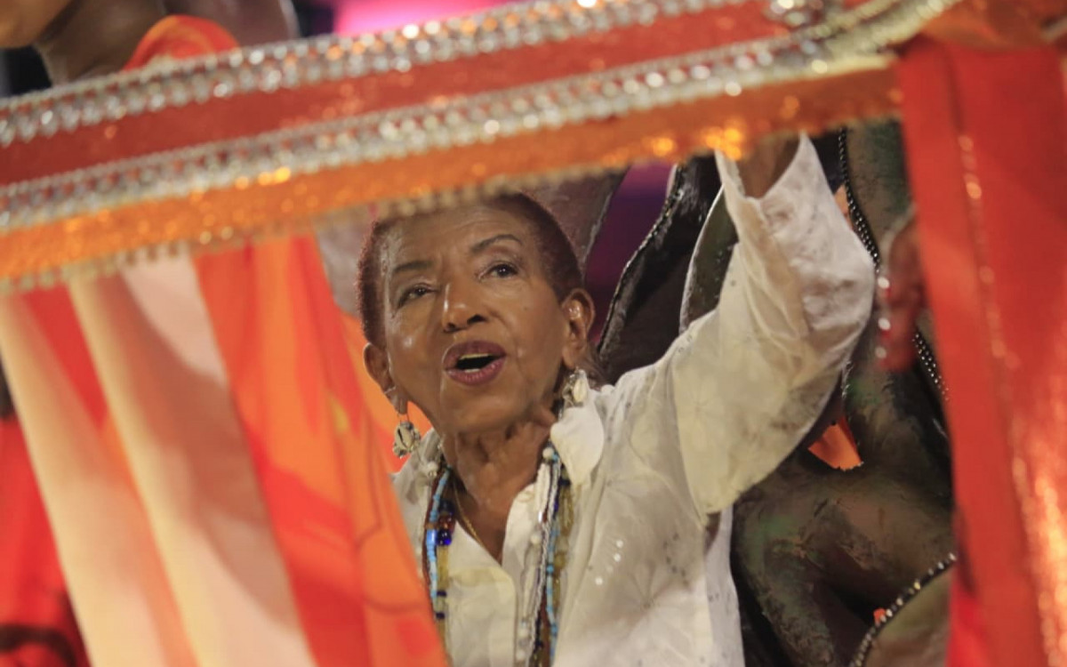 Unidos de Bangu homenageou a trajetória de Leci Brandão